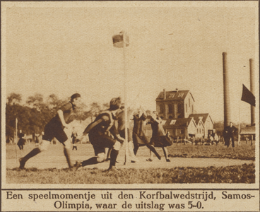 870794 Afbeelding van een spelmoment uit de korfbalwedstrijd Samos-Olympia op het Sportterrein Welgelegen langs het ...